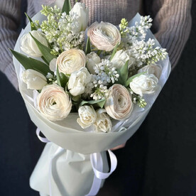 Нежный авторский букет с ранункулюсами, пионовидными тюльпанами и сиренью "Поцелуй серебрянного инея"