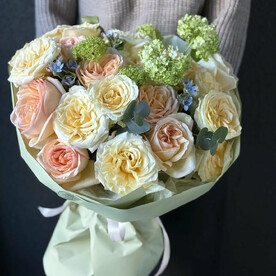 Авторский букет с пионовидными и кустовыми розами, оксипеталумом и выбурнумом "Остров ее желаний"