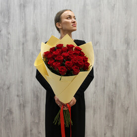 Букет из 25 красных роз 60 см