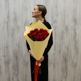 Букет из 15 красных роз 60 см