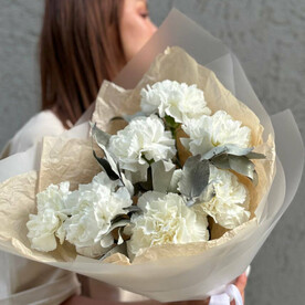 Букет из белых диантусов с окрашенным эвкалиптом