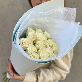 Букет из 15 белых кенийских роз в упаковке