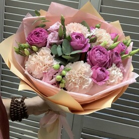 Букет с пионовидными розами, эустомой и диантусом