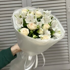 Нежный букет альстромерия и кустовые пионовидные розы