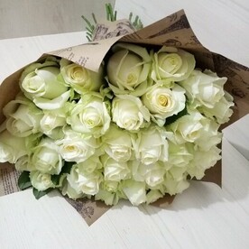 35 белых роз