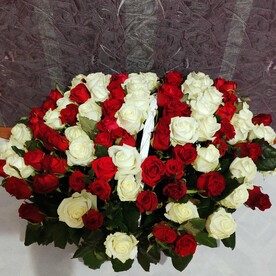 101 роза в корзине