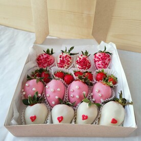 Яркая клубничка