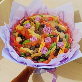 Яркий букет из сухофруктов