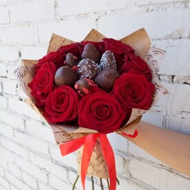 Клубника в шоколаде с красными розами