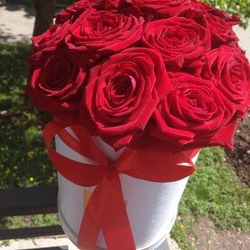 Розы в шляпной коробочке