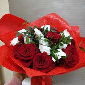 Букет с розами и раффаэлками