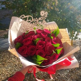 25 роз с зеленью