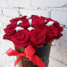 Стильная коробочка с розой и статицей