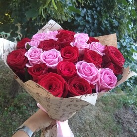 25 розово - красных роз