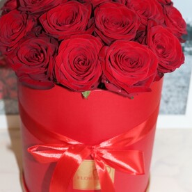 19 красных роз в шляпной коробочке
