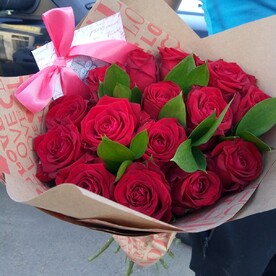 15 роз с зеленью