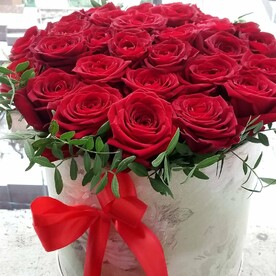 29 красных роз в шляпной коробочке