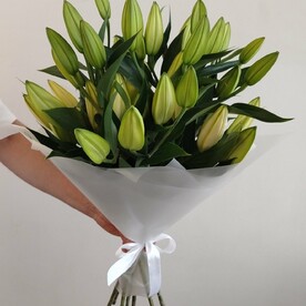 9 белых лилий