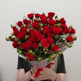 9 красных кустовых роз