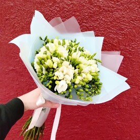 Букет из белых фрезий