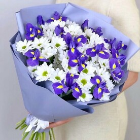 Букет из ирисов и хризантем