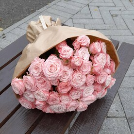 Букет из пионовидных кустовых роз