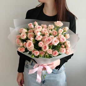Букет из нежно-розовых кустовых роз