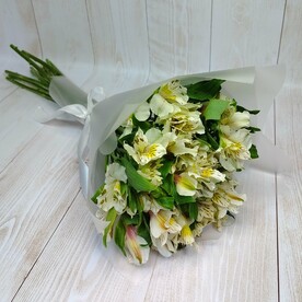 9 белых альстромерий