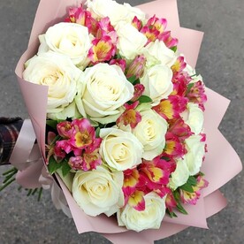 Букет из белых роз и альстромерий