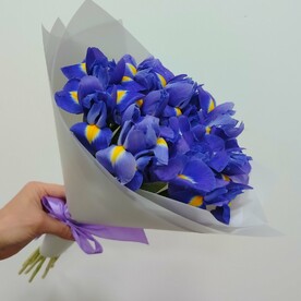 Букет из пышных ирисов