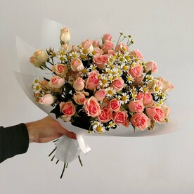 Букет из ромашек и кустовых роз