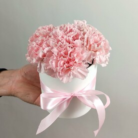 Композиция из гвоздик в коробке