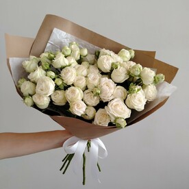 9 пионовидных кустовых роз