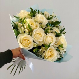 Букет из роз с альстромериями