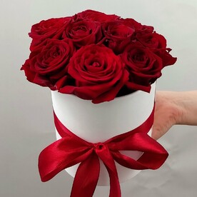 9 роз в шляпной коробке