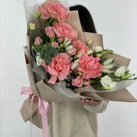 Букет с кустовой розой и эустомой