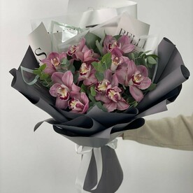 Авторский букет с орхидеей и эвкалиптом