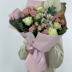 Авторский букет с розами и альстромерией