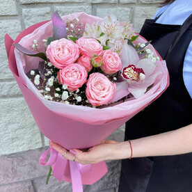 Букет из кустовых пионовидных роз, орхидеи и альстромерии "Романтика"