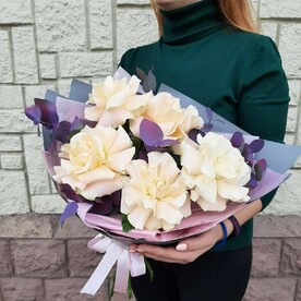 Букет из кружевных роз и эвкалипта