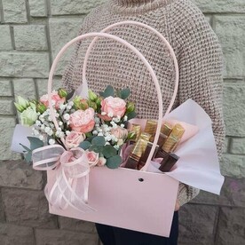 Цветы и шоколад "Сюрприз"