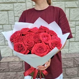 Букет из 15 красных роз "Комплимент"