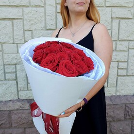 Букет из 15 красных роз "Эпатаж"
