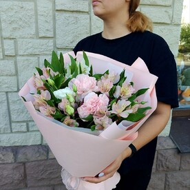 Букет из альстромерий, диантусов и эустомы "Нежнее нежного"