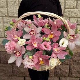 Корзина с орхидеями и эустомой "Королеве красоты !"