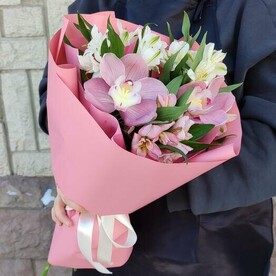 Букет с орхидеями и альстромерией "Нежный взгляд"