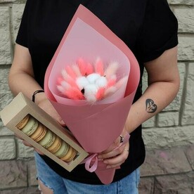 Букет из сухоцветов с набором макарун "Сюрприз"