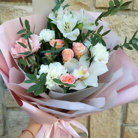 Букет с розами, орхидеей, альстромерией и диантусами "С любовью !"