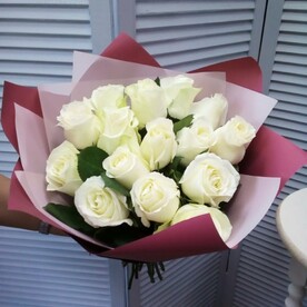 Букет из 15 белых роз "Белоснежка"