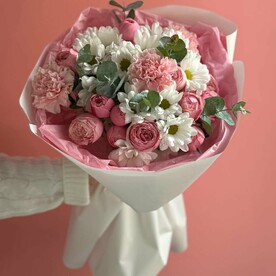 Пионовидные розы с хризантемой